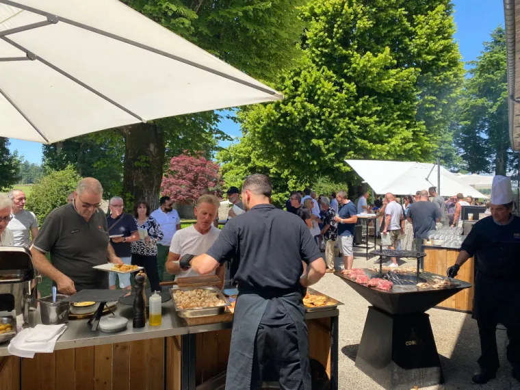 repas en extérieur domaine de la diligence 